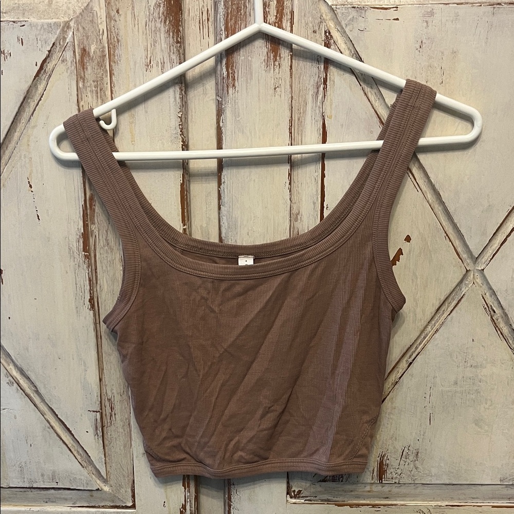 Ribbed neutral crop tank